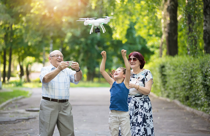 孫とドローンを楽しむ